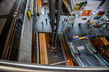 Berlin 'deki merkez tren istasyonu. Berlin - Hauptbahnhof. Modern cam mimarisi. Berlin, Almanya - 19 Ağustos 2015