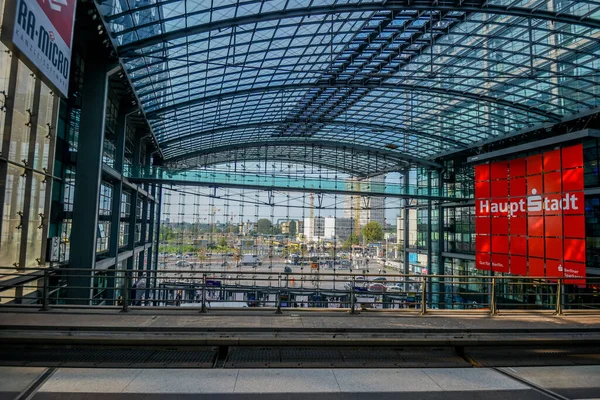 La estación central de trenes de Berlín. Berlín - Hauptbahnhof. Arquitectura moderna de vidrio. Berlín, Alemania - 19 de agosto de 2015 — Foto de Stock