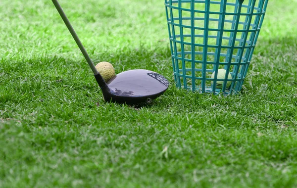 La pelota de golf con un conductor en la caja de tee —  Fotos de Stock
