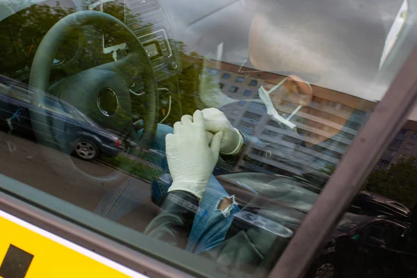 Un tassista in guanti e una maschera . — Foto Stock