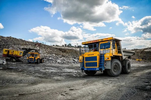 Zhodzina, Białoruś - 16 sierpnia 2013: Wydobycie granitu w kamieniołomie Kamieniołomów Ciężarowych producenta z BelAZ — Zdjęcie stockowe