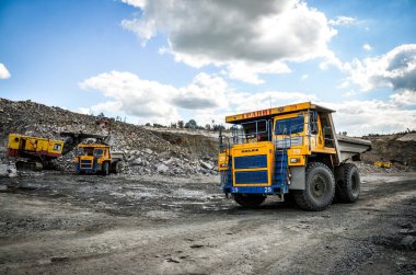 Taş ocağı makinelerinden granit madenciliği