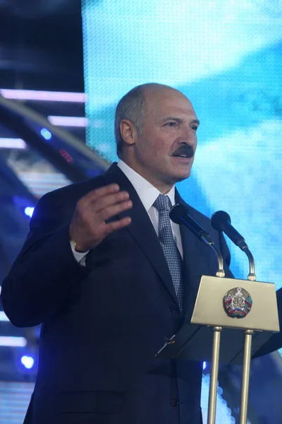 Presidente de Bielorrusia Alexander Lukashenka en el Bazar Slavianski en Vitebsk — Foto de Stock