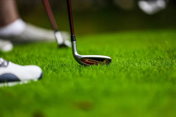 A jogar golfe. Campo de golfe — Fotografia de Stock