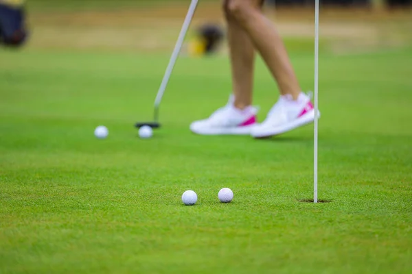 A jogar golfe. Campo de golfe — Fotografia de Stock