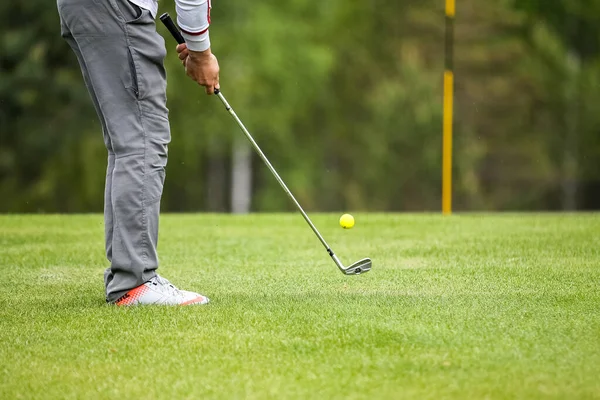 Torneio de golfe jogando com clube no campo — Fotografia de Stock