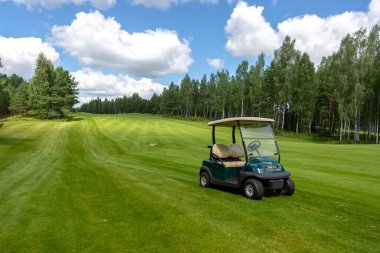 Lüks golf kulübündeki golf arabası.