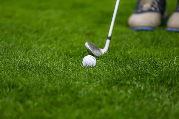 Golf putter, pelota de golf, chimenea en el agujero verde — Foto de Stock