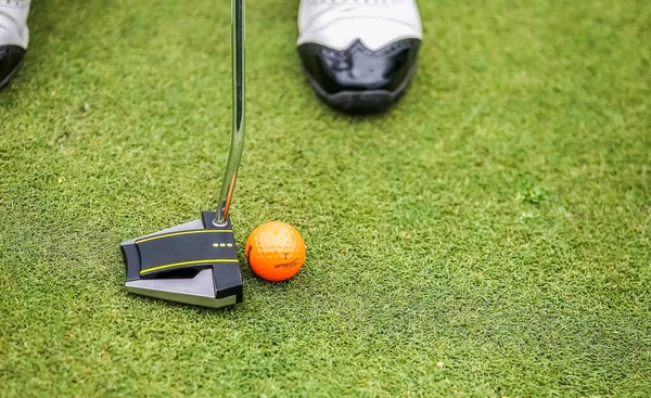 Golfputter, golfboll, Fireway på grönt hål — Stockfoto