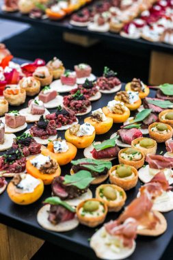 Misafirler için yemek servisi. Lüks yemekler. VIP servisi