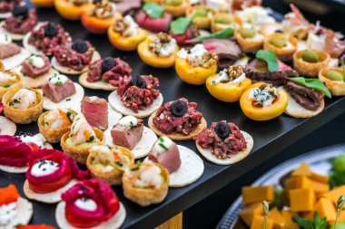 Misafirler için yemek servisi. Lüks yemekler. VIP servisi