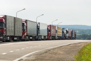 Sınırda kamyon şoförlerinin kuyruğu