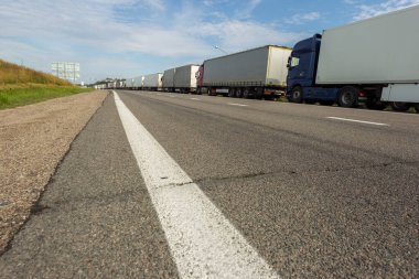 Sınırda kamyon şoförlerinin kuyruğu