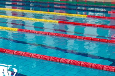 Yüzme havuzu ve ayrılık yolları