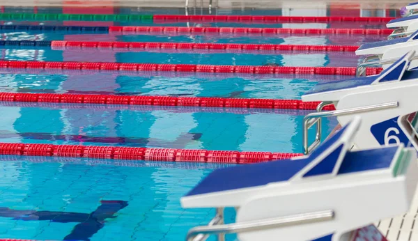 Das Schwimmbad und getrennte Wege — Stockfoto