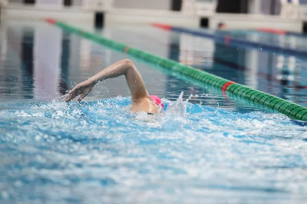 Das Schwimmbad und getrennte Wege — Stockfoto