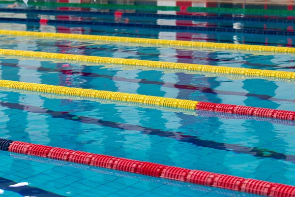 Het zwembad en splitsingspaden — Stockfoto