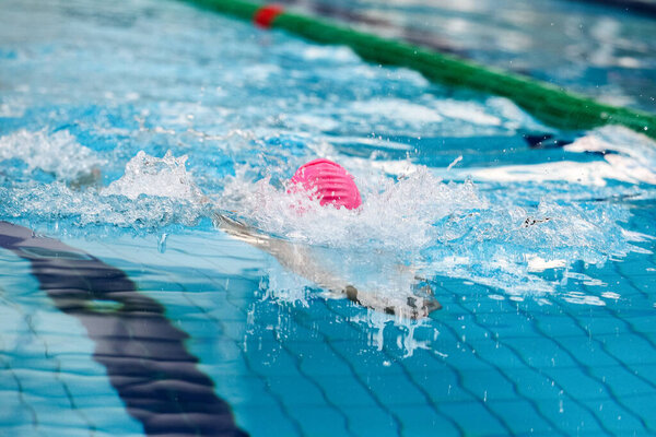 Плавательный бассейн и тротуары