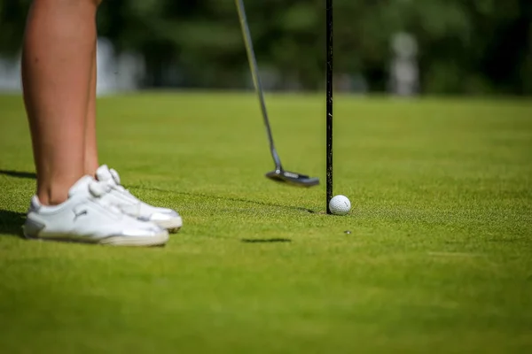 Golfozó készül egy putt a zöld alatt golfpálya. — Stock Fotó