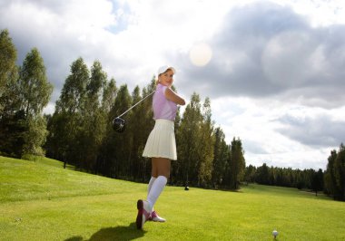 Golfçü sopayla vuruyor.