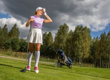 Golfçü sopayla vuruyor.