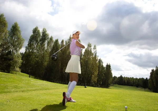 Golfçü sopayla vuruyor.