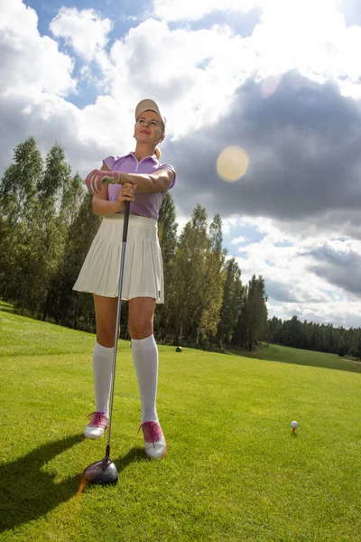 Golfçü sopayla vuruyor.