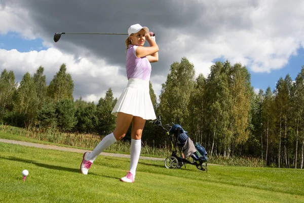 Golfçü sopayla vuruyor.