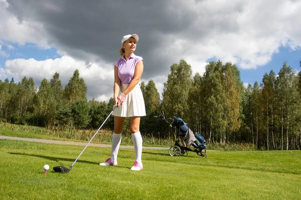 Golfçü sopayla vuruyor.