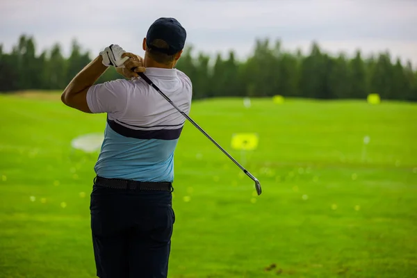 Tournament golfer playing with club on the field — Stock Photo, Image