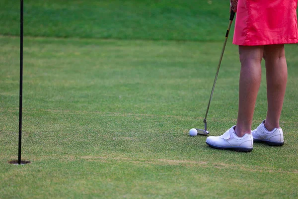 Menina golfista preparar para bater ferro durante o treino de golfe — Fotografia de Stock