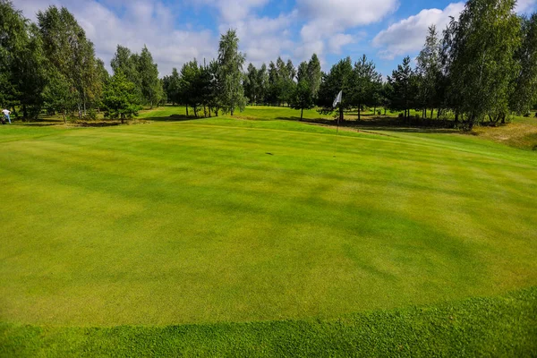 Golfplatz mit Rasenfläche — Stockfoto