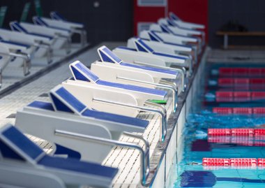 Yüzme havuzu ve ayrılık yolları