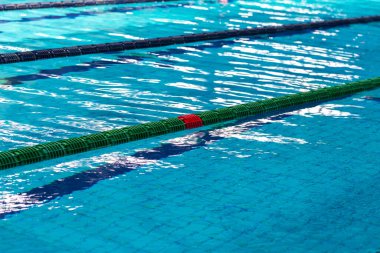 Yüzme havuzu ve ayrılık yolları