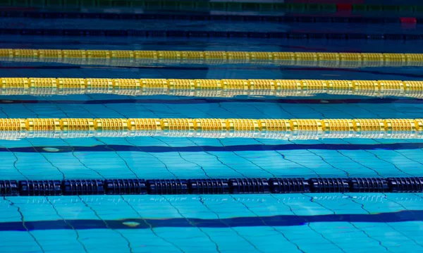 Das Schwimmbad und getrennte Wege — Stockfoto
