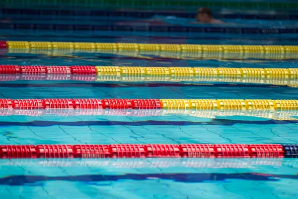 Bazén a rozdělující se stezky — Stock fotografie