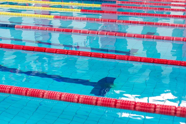 Das Schwimmbad und getrennte Wege — Stockfoto