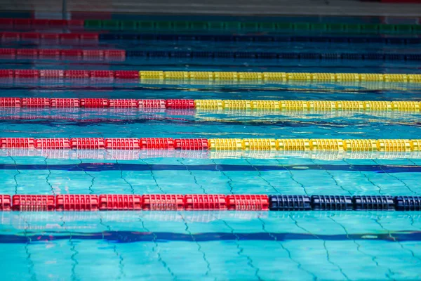 Yüzme havuzu ve ayrılık yolları