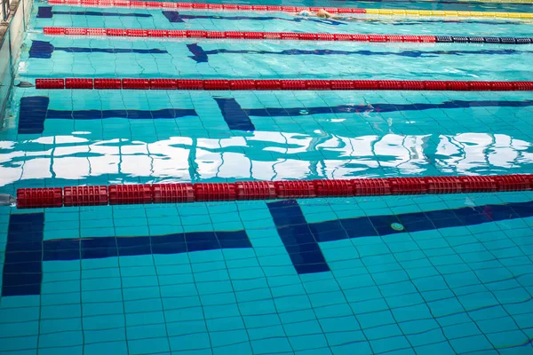 Yüzme havuzu ve ayrılık yolları