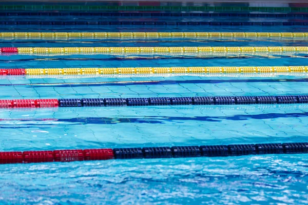 Das Schwimmbad und getrennte Wege — Stockfoto