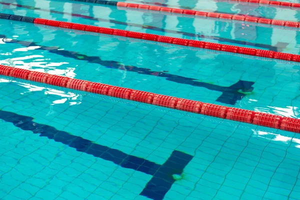 Das Schwimmbad und getrennte Wege — Stockfoto