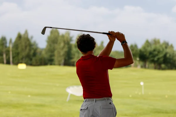 Turniej golfista gra z klubem na boisku — Zdjęcie stockowe