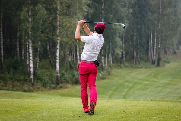 Tournament golfer playing with club on the field — Stock Photo, Image