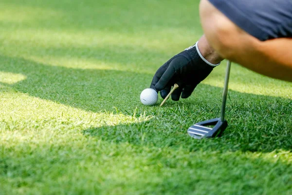 Golfer jelöli a labdát a verseny alatt játszik a klub a pályán — Stock Fotó