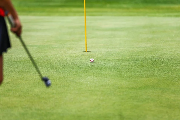 Torneio de golfe jogando com clube no campo — Fotografia de Stock