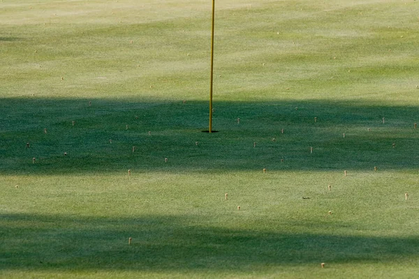 Yaz manzarası golf sahası manzarası ve arka plan — Stok fotoğraf