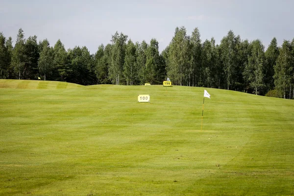 Letni krajobraz pole golfowe panorama i tło — Zdjęcie stockowe