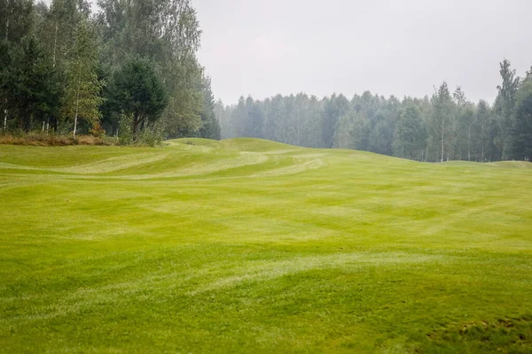 夏の風景ゴルフコースのパノラマと背景 — ストック写真