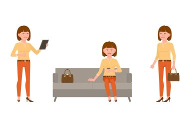 Turuncu pantolon vektör illüstrasyon genç, gülümseyen, kahverengi saçlı ofis kadın. Kanepede oturmak, kahve içmek, tablet kullanmak, beyaz arka planda ayarlanmış ayakta duran kız çizgi film karakteri