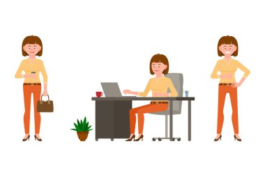 Samimi, gülümseyen, kahverengi saçlı Genç ofis kadın turuncu pantolon vektör illüstrasyon. Kahve bardağı ile ayakta, laptop yazarak, masada kız karikatür karakter beyaz arka planda set oturan